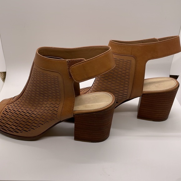 Vince Camuto tan leather heels Sz 9 - Picture 3 of 11